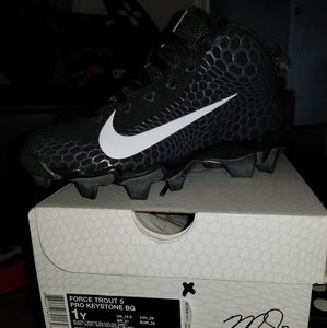 Nike size 1Y kids baseball shoes brand new